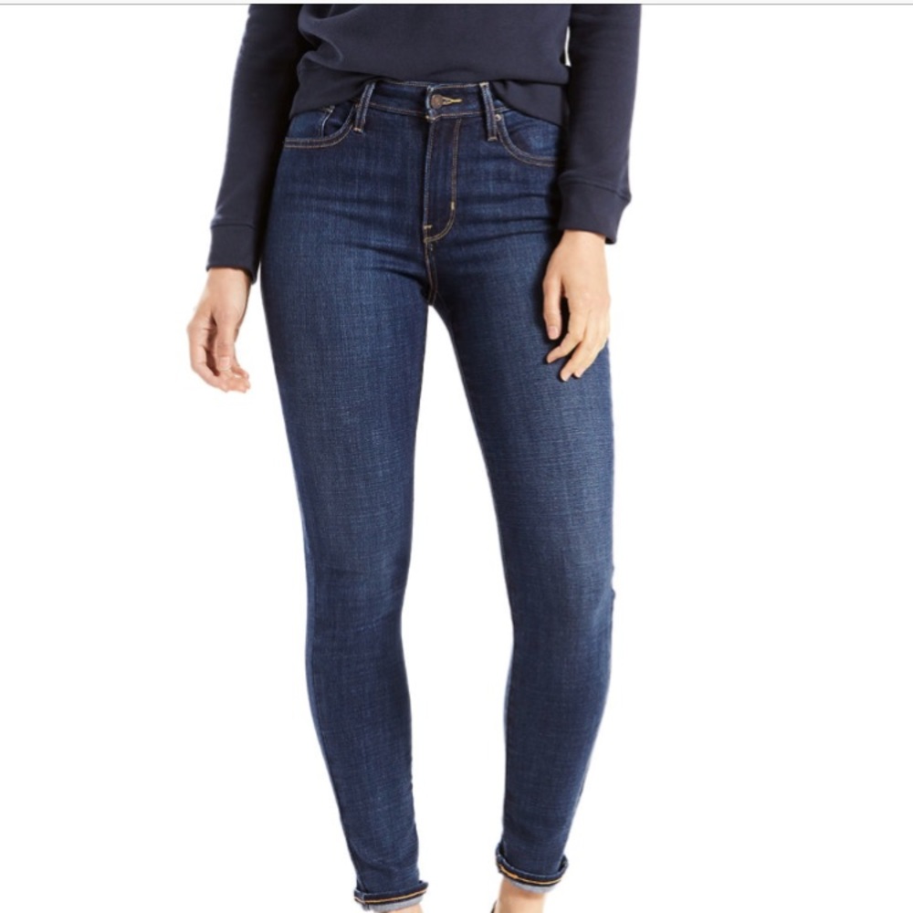 Levi’s High Waisted 721 in Dark Wash - SZ 28